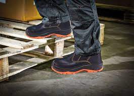 Berikut 8 Fungsi Safety Shoes Bagi Karyawan